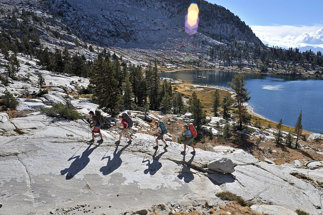 Rucksacktouristen wandern zum Grouse Lake Pass, Kings Canyon Nationalpark in Kalifornien, USA