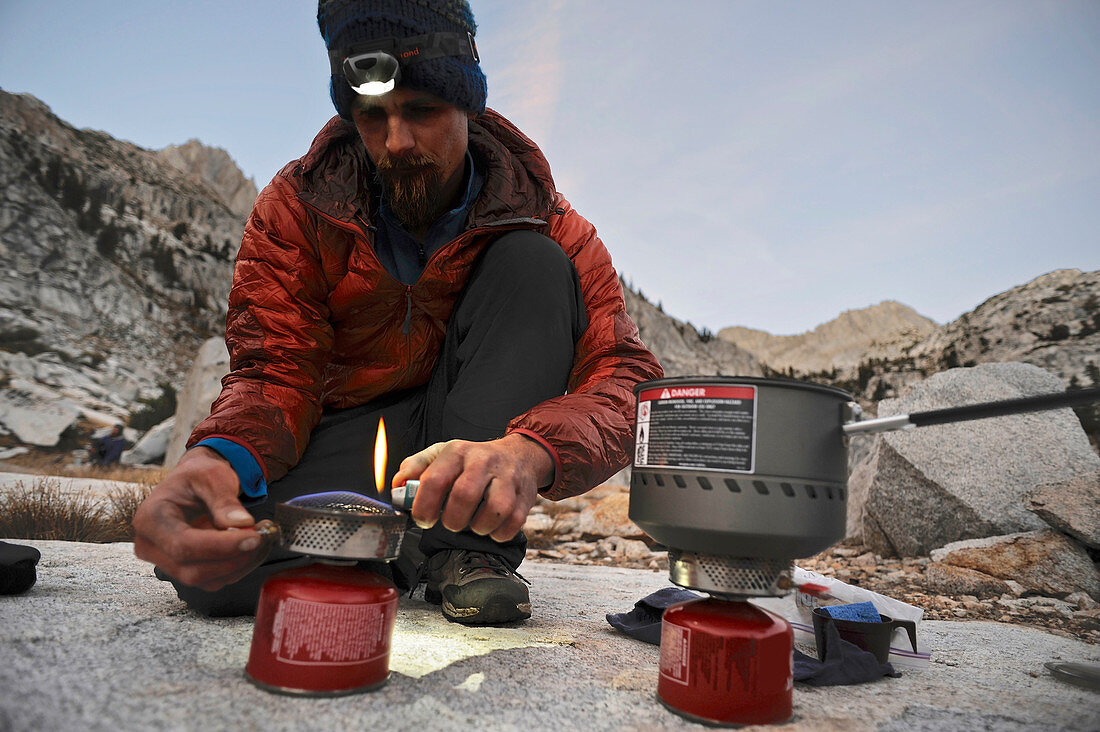 Tourist bereitet das Abendessen vor am Laurel Lake,  Sierra High Route in der John Muir Wilderness in Kalifornien, USA