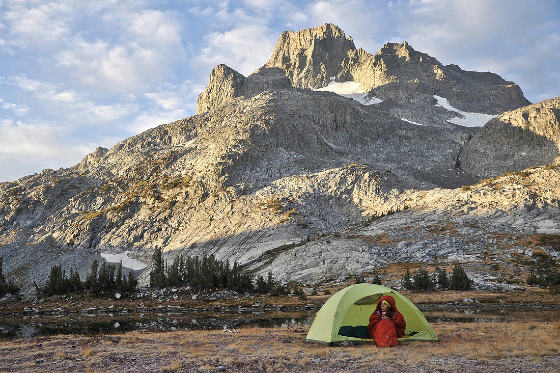 Rucksacktourist im Schlafsack im Camp in der Nähe des Thousand Island Lake, Inyo National Forest, Kalifornien, USA