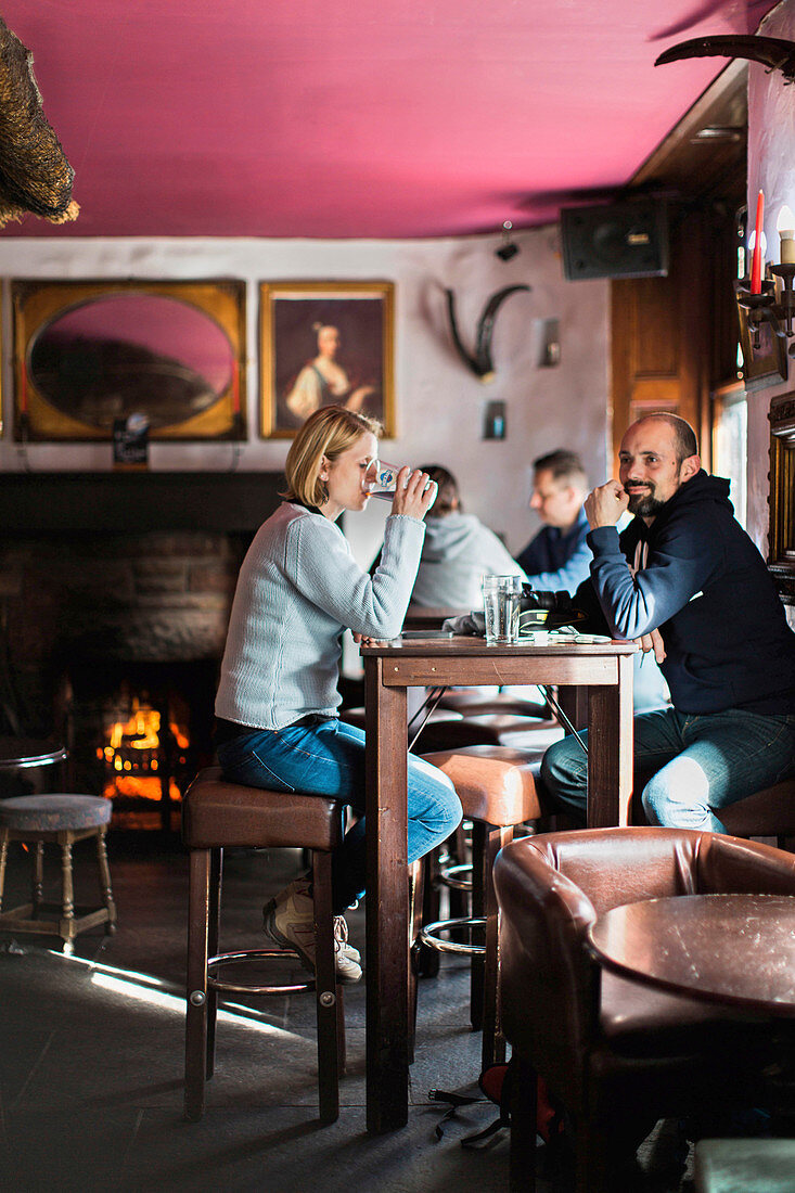 Gäste im Restaurant, Portree, Isle of Skye, Schottland, Großbritannien