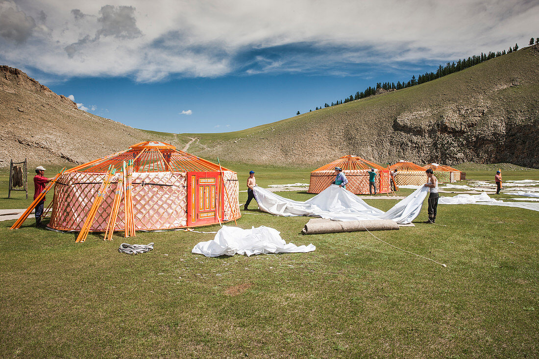 Mongolen im Lapis Sky Camp beim Abbau des Jurtenlagers (Ger), Bunkhan, Bulgan, Mongolei