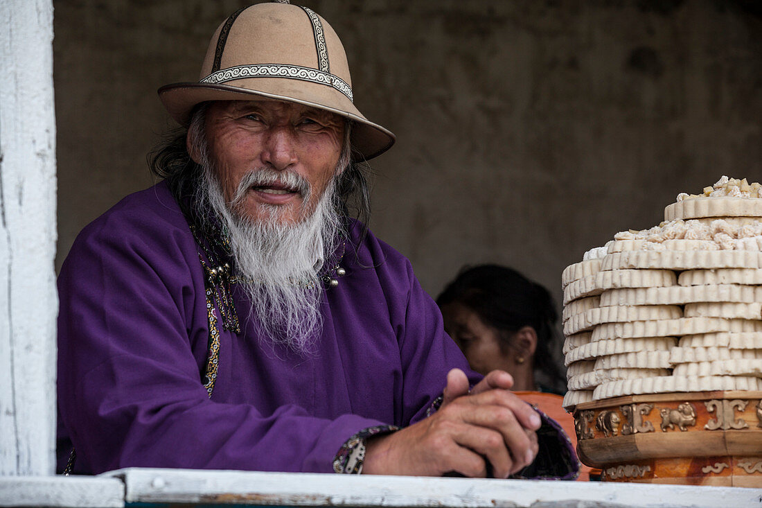 Mann in traditionelle Bekleidung (Deel) auf dem Naadam Festival, Bulgan, Zentralmongolei, Mongolei