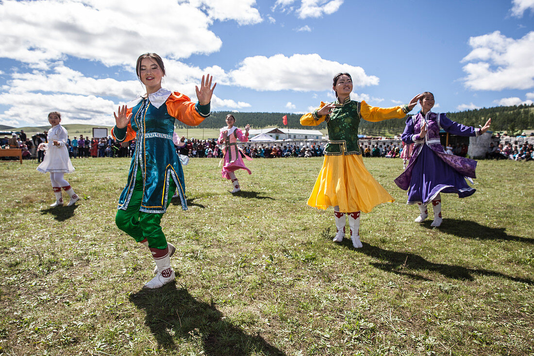 Mädchen tanzen beim Naadam Festival, Bulgan, Mongolei