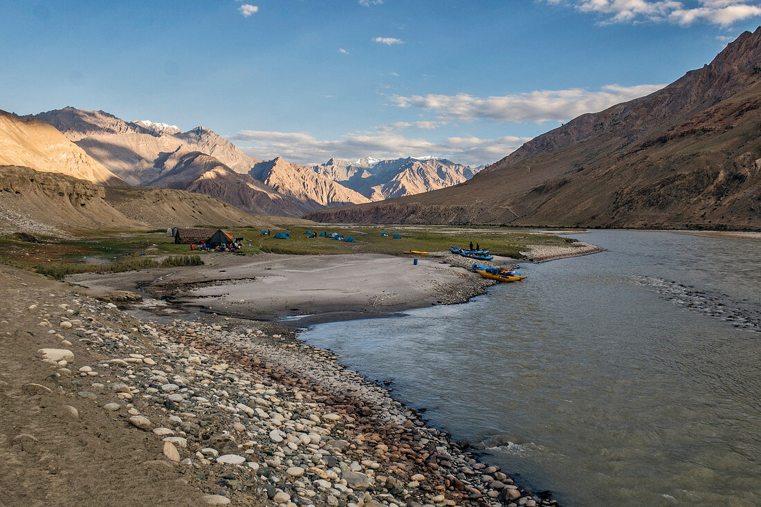 Camping mit Flössen am Zanskar-Fluss, um Pidmo herum unterhalb von Zangla, Ladakh-Region, Jammu und Kaschmir, Indien
