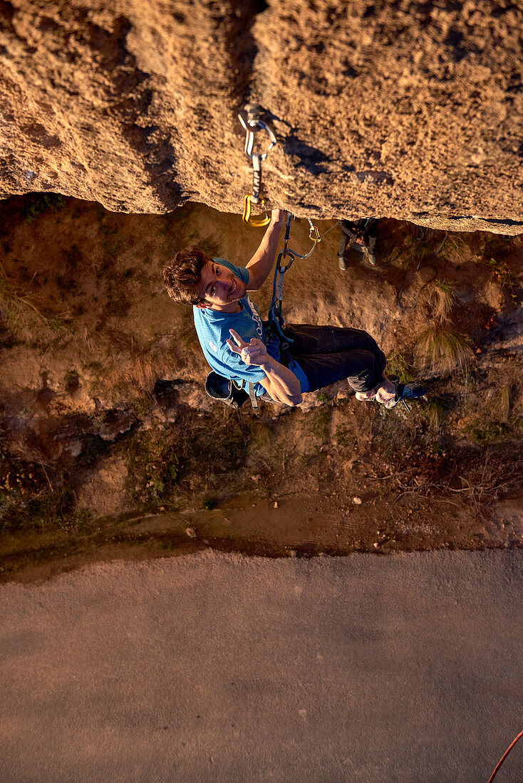 Der italienische Profi-Kletterer Stefano Ghisolfi in Spanien, er bestieg die Rambla 9a in Siurana