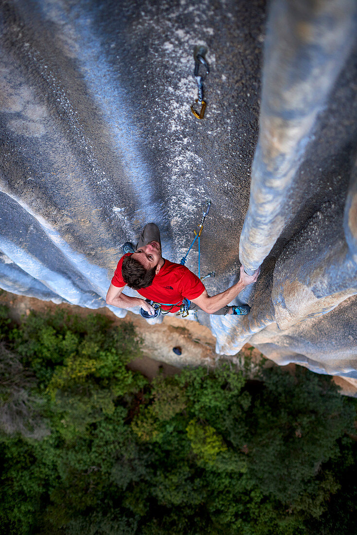 Der italienische Profi-Kletterer Stefano Ghisolfi in Spanien, er bestieg die Rambla 9a in Siurana