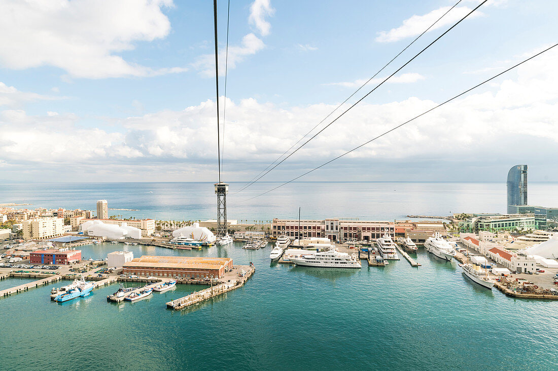 Hafen mit Seilbahn und Yachten, Barcelona, Katalonien, Spanien