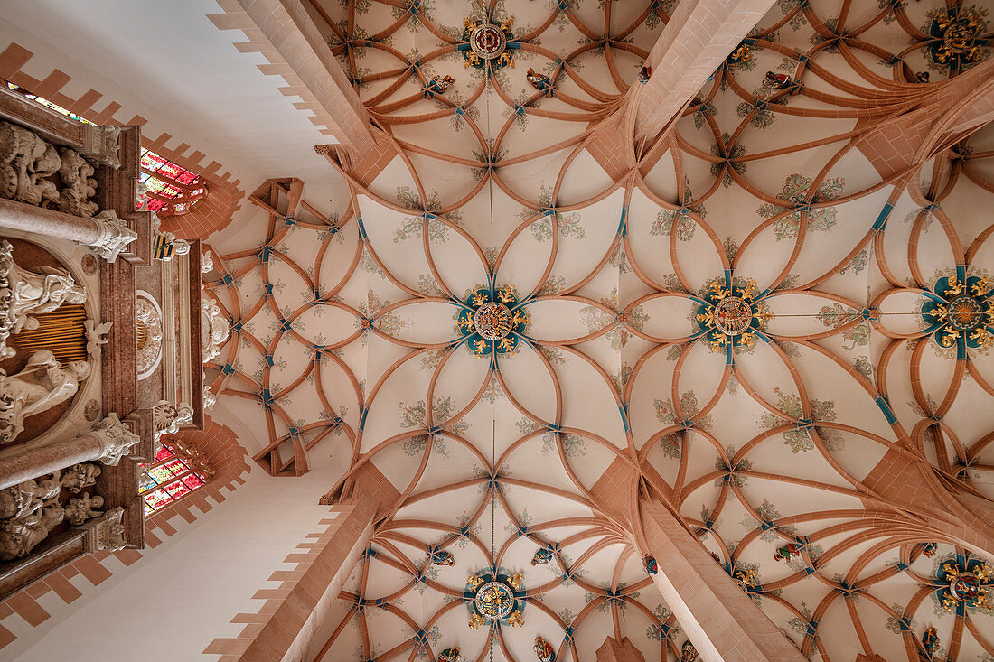 Mittelschiff mit Kreuzgewölbe in Sankt Annenkirche, UNESCO Welterbe Montanregion Erzgebirge, Annaberg, Sachsen