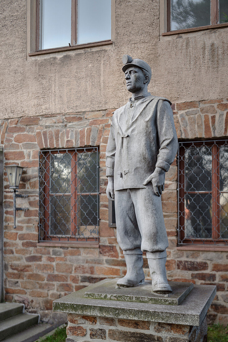 Bergmann Figur vor Technischer Universität Bergakademie Freiberg, UNESCO Welterbe Montanregion Erzgebirge, Sachsen