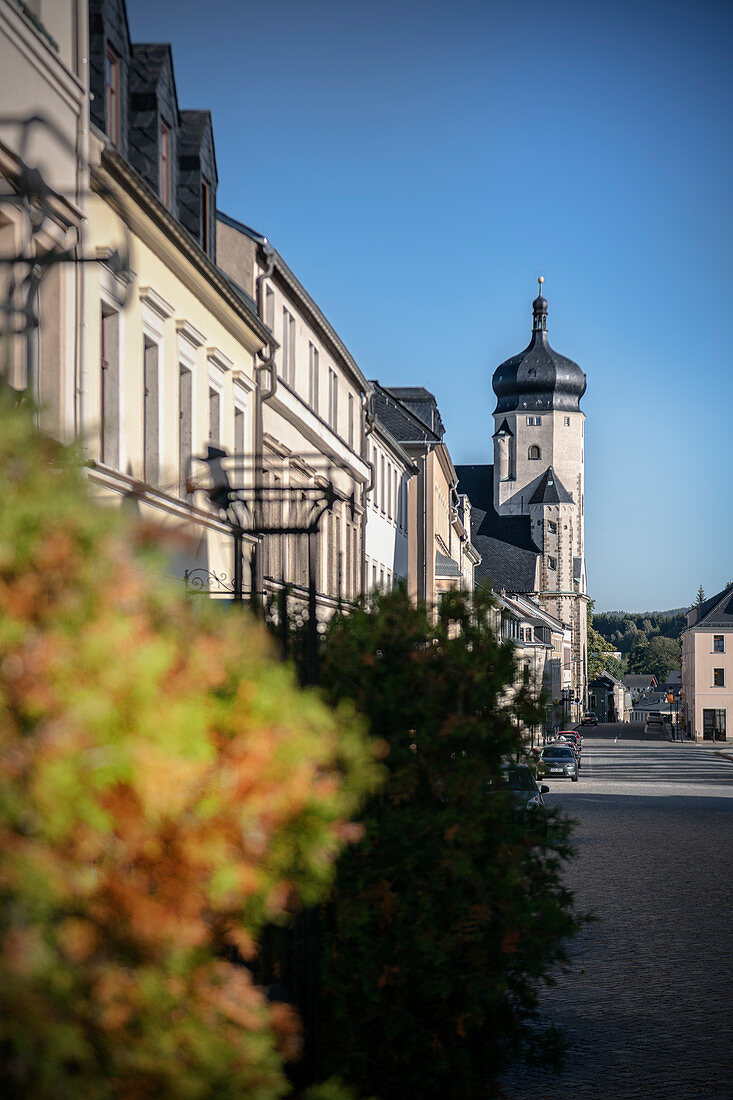 Blick zum Turm von Stadtkirche St Marien, historische Altstadt Marienberg, UNESCO Welterbe Montanregion Erzgebirge, Marienberg, Sachsen