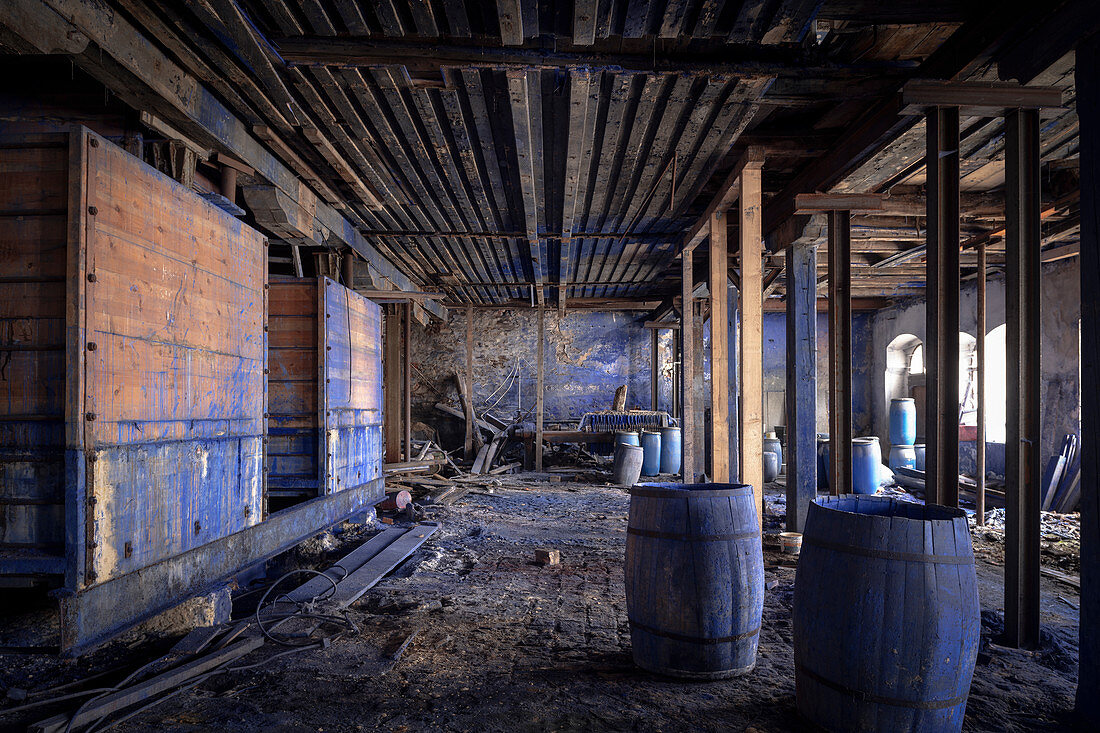 Fabrikhalle mit blauer Farbe, Blaufarbenwerk Schindlers Werk bei Zschorlau, UNESCO Welterbe Montanregion Erzgebirge, Schneeberg, Sachsen