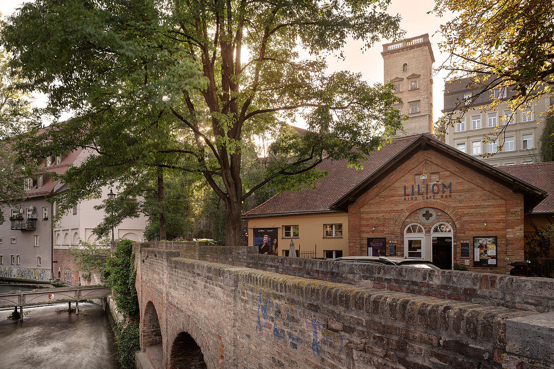 Zirbelnuss Kanal Brücke und Unterer Brunnenturm am Ensemble Unteres Brunnenwerk, UNESCO Welterbe Historische Wasserwirtschaft, Augsburg