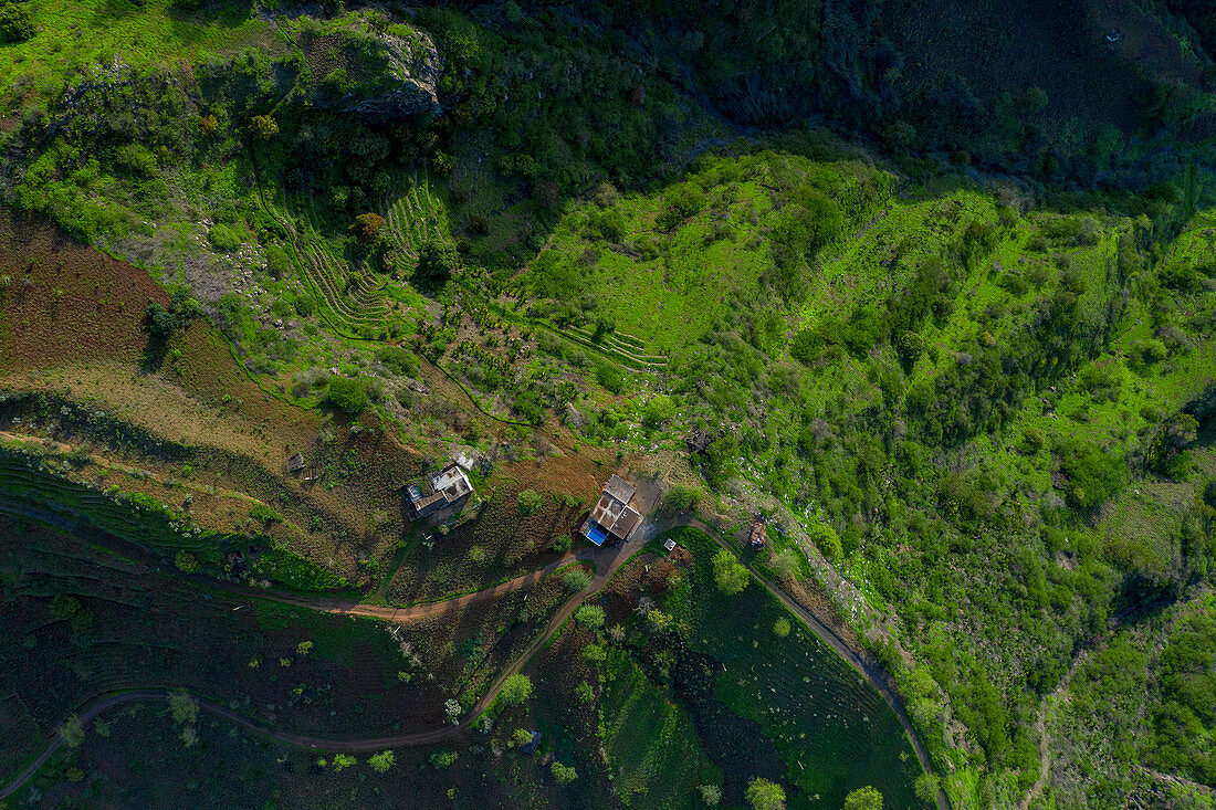 Kap Verde, Hinterland der Insel Santiago, grünes Tal mit Bauernhof von oben