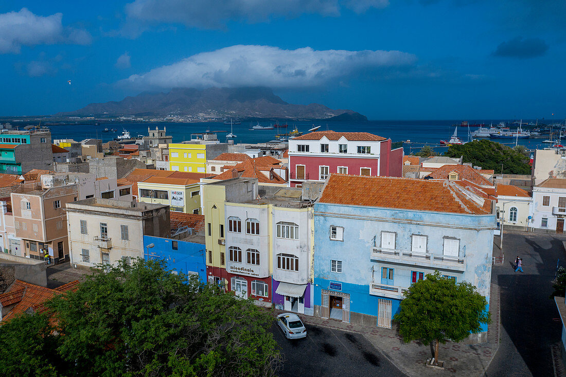 Kap Verde, Indsel Sao Vincente, Hafen von Mindelo mit bunten Häusern