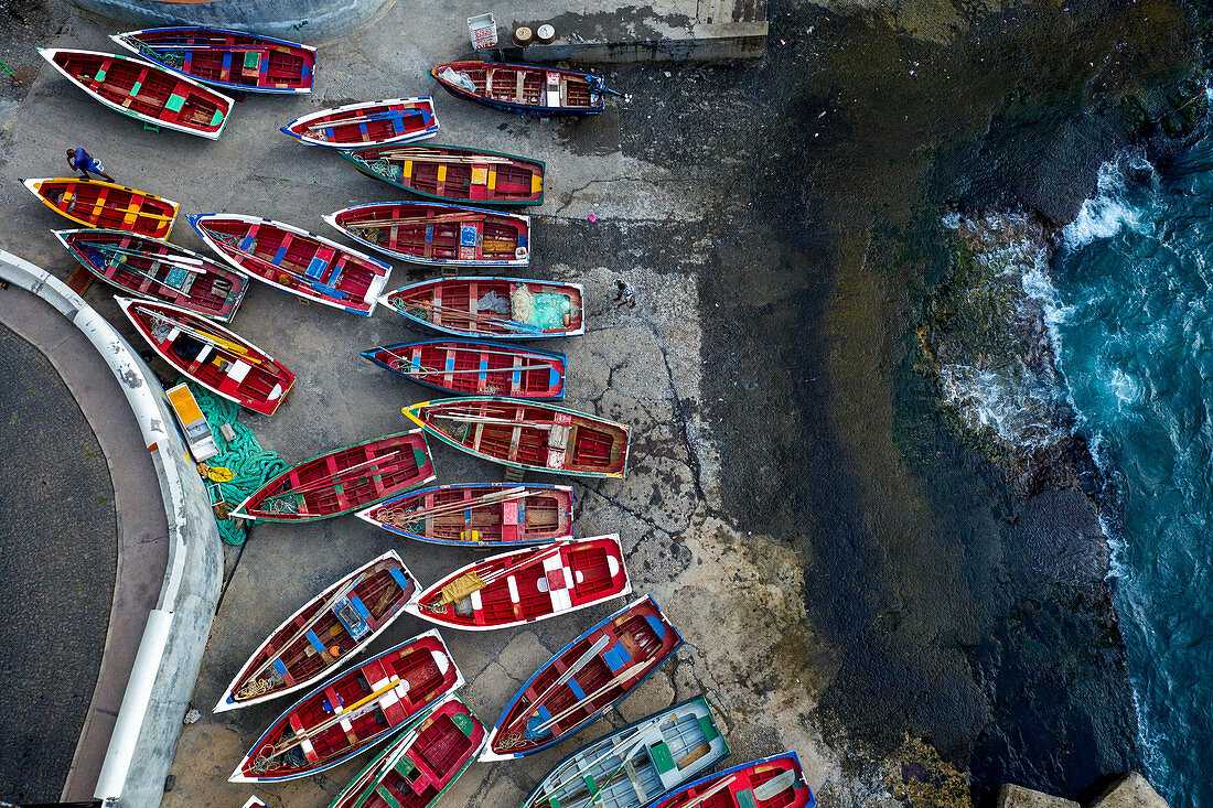 Kap Verde, Insel Santo Antao, Luftaufnahme von Booten im Hafen Ponta do Sol