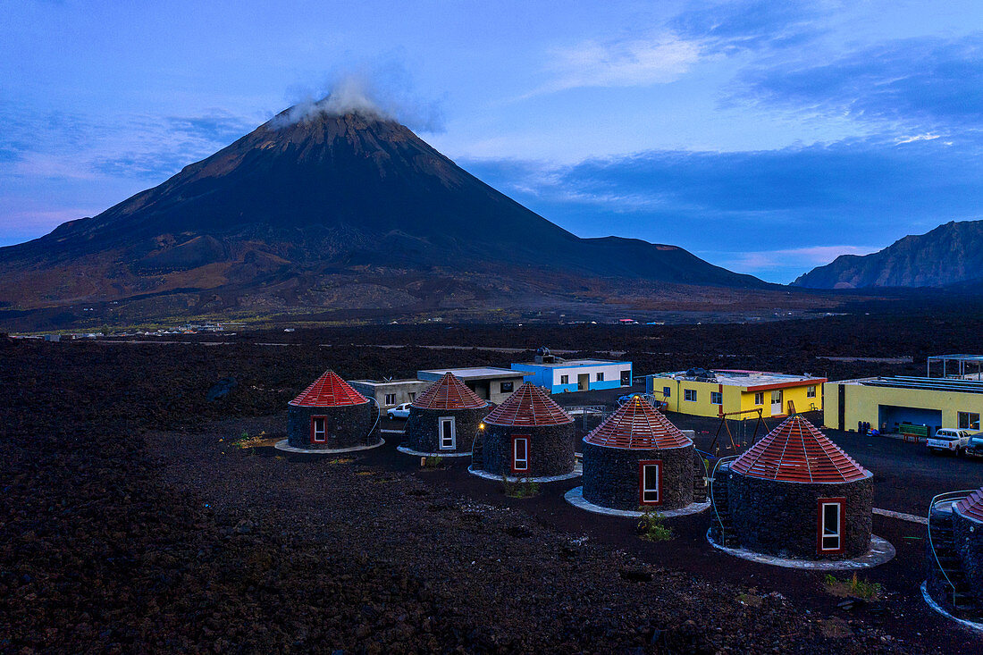 Kap Verde, Fogo Island, runde Häuser von Casa Marissa, Vulkan im Hintergrund