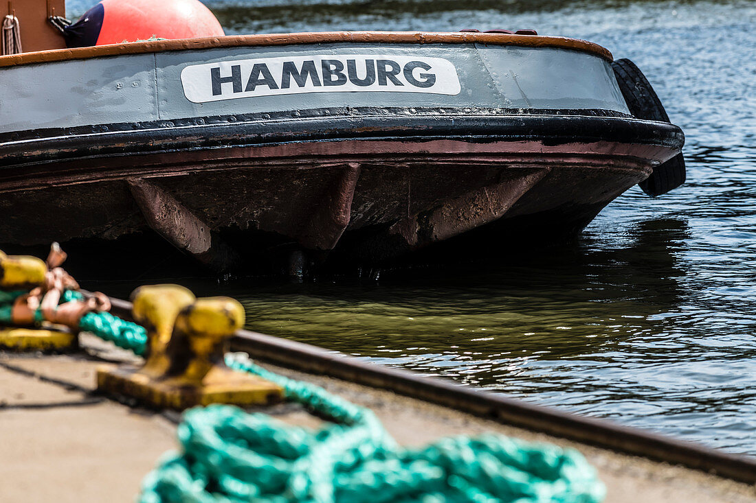Eine Schute mit Hamburg Schriftzug im Hamburger Hafen, Hafencity, Hamburg, Deutschland