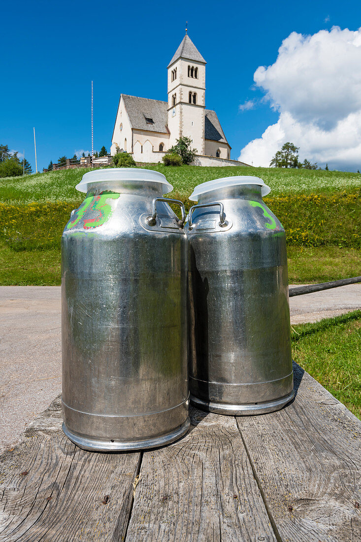 Milchkannen vor der Kirche St. Wolfgang, Radein, Südtirol, Alto Adige, Italien