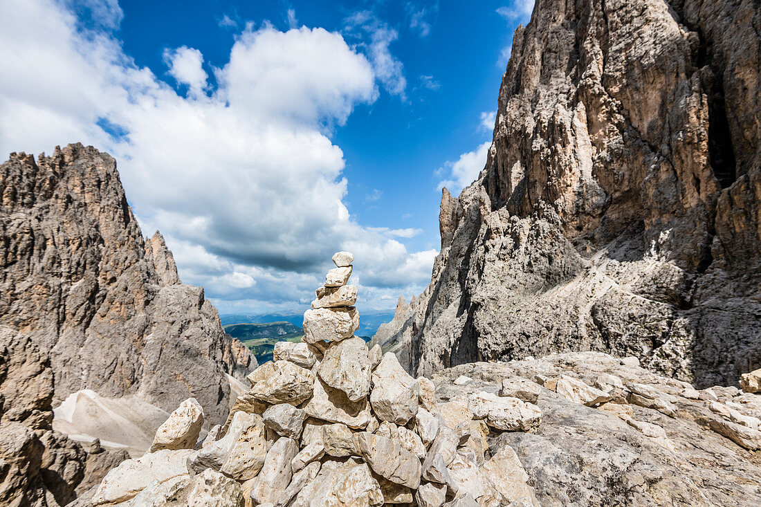 Aufgeschichtete Steine in der Langkofelscharte, St. Christina in Gröden, Dolomiten, Südtirol, Alto Adige, Italien