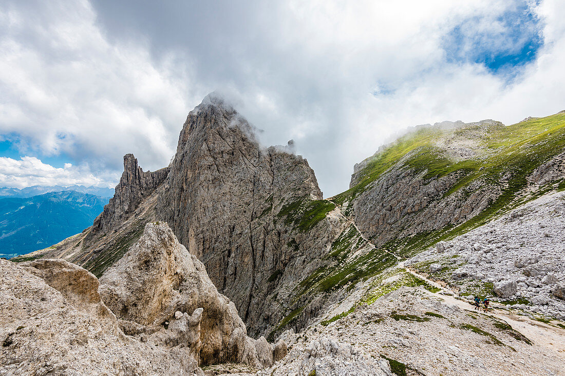 Wanderer kommen vom Vajolonpass, Karersee, Rosengartengruppe, Dolomiten, Trentino, Südtirol, Alto Adige, Italien