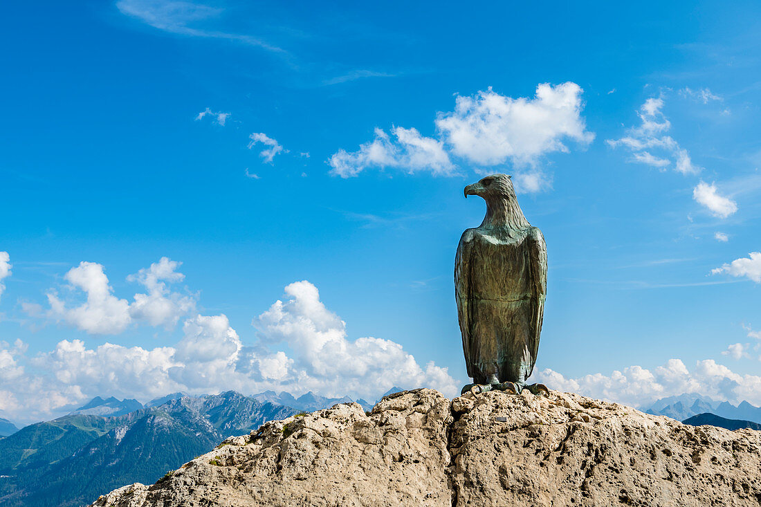 Das Christomannos Denkmal in Gestalt eines Bronzeadlers am Hirzelsteig, Rosengartengruppe, Dolomiten, Trentino, Südtirol, Alto Adige, Italien
