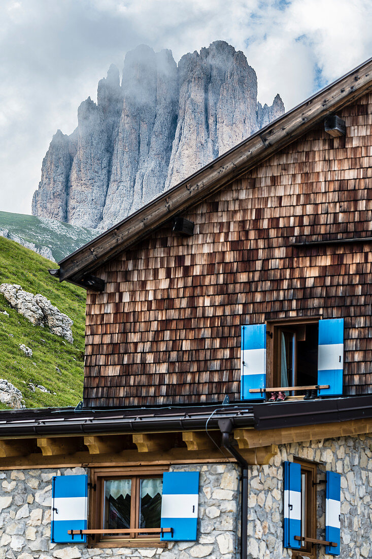 Fassade der Rotwandhütte mit dem Berg Tscheiner Spitze, Rosengartengruppe, Dolomiten, Trentino, Südtirol, Alto Adige, Italien