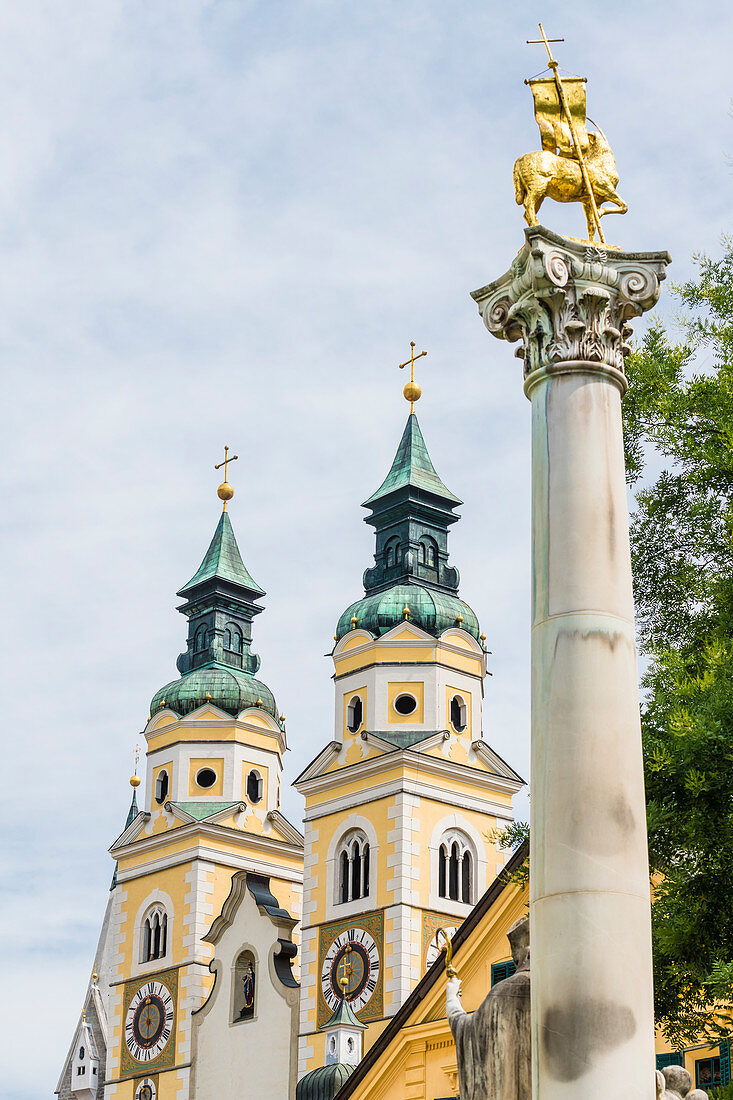 Blick von der Jahrtausendsäule auf den Dom aus der Barockzeit, Brixen, Südtirol, Alto Adige, Italien