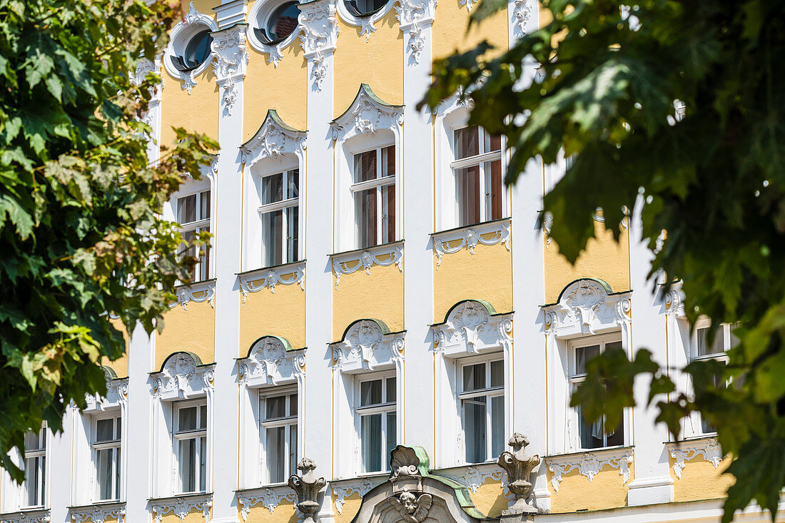 Verzierte Fassade eines alten Hauses in der Altstadt, Kempten, Bayern, Deutschland