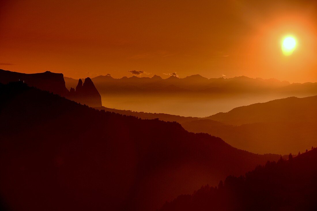 Sonnenuntergang mit Blick bis zum Schlern am Grödner Joch, Dolomiten, Südtirol, Italien