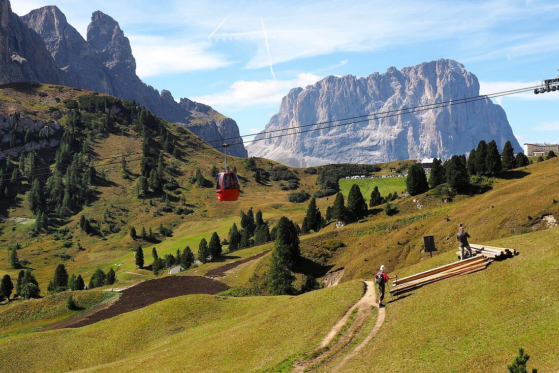 Wandern am Grödner Joch an der Baita-Hütte mit Langkofel, Alta Badia, Dolomiten, Südtirol, Italien