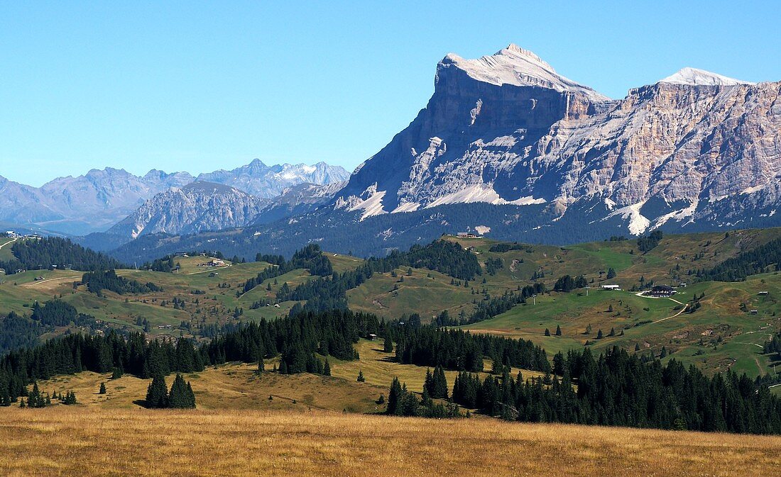 Wandern bei Corvara am Campolongo-Pass mit Fanes, Alta Badia, Dolomiten, Südtirol, Italien