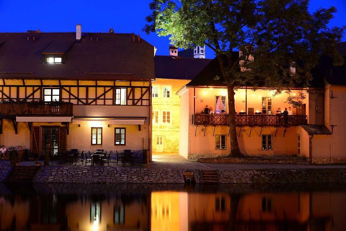 An der Moldau mit Schloss, Krumau an der Moldau, Süd-Böhmen, Tschechien