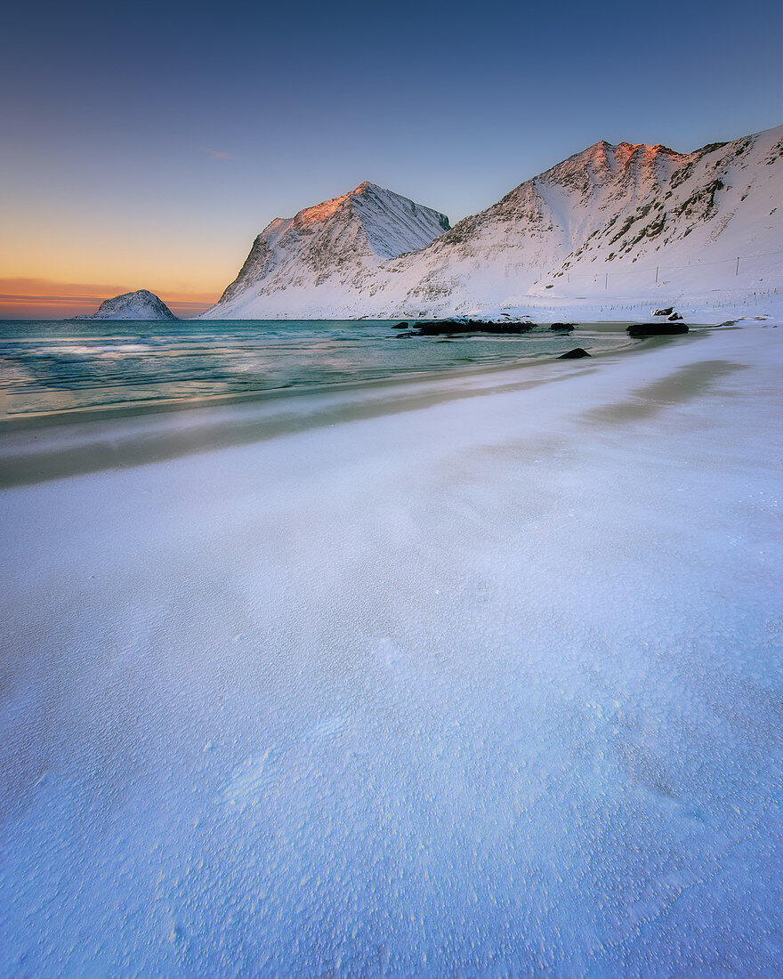 Schnee bedeckte Haukland Beach bei Sonnenuntergang, Lofoten-Inseln, Nordland, Norwegen, Europa