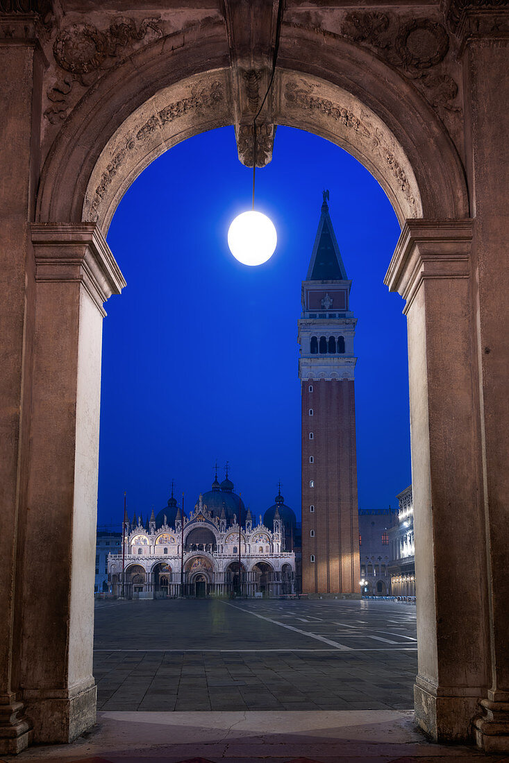Campanile tower, Piazza San Marco (St. Marks Square) and Basilica di San Marco, at night, Venice, UNESCO World Heritage Site, Veneto, Italy, Europe