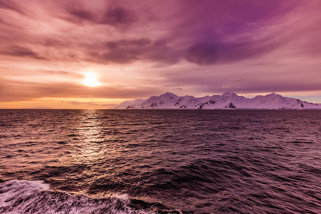 Sonnenuntergang und eine malerische Aussicht auf das Gletschereis und die schwimmenden Eisberge in der Antarktis, Polargebiete und -regionen