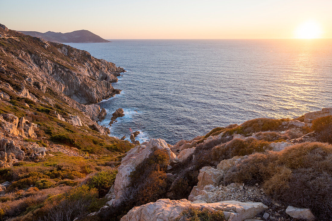Drastische Küstenlinie in Calvi entlang der Nordwestküste, Korsika, Frankreich, Mittelmeer, Europa