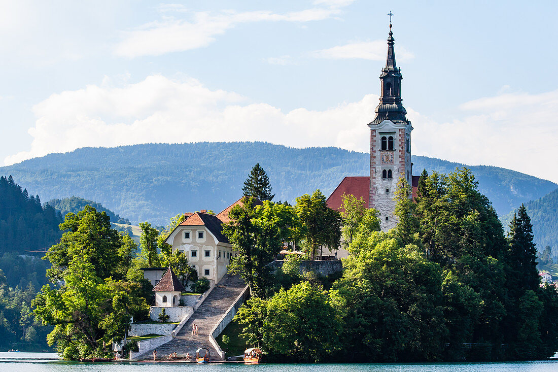 Die Wallfahrtskirche Mariä Himmelfahrt, befindet sich auf einer Insel im Bleder See, Slowenien, Europa