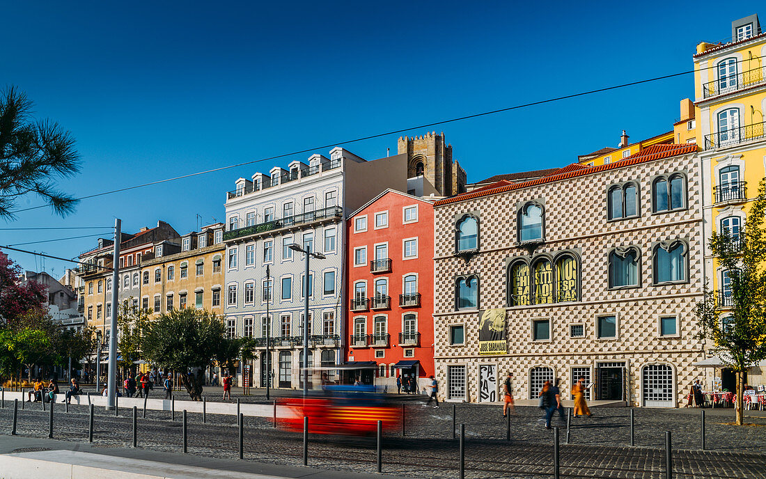 Traditional buildings with azulejo tiles in the old Lisbon neighbourhood of Alfama with Se Cathedral in background, Lisbon, Portugal, Europe