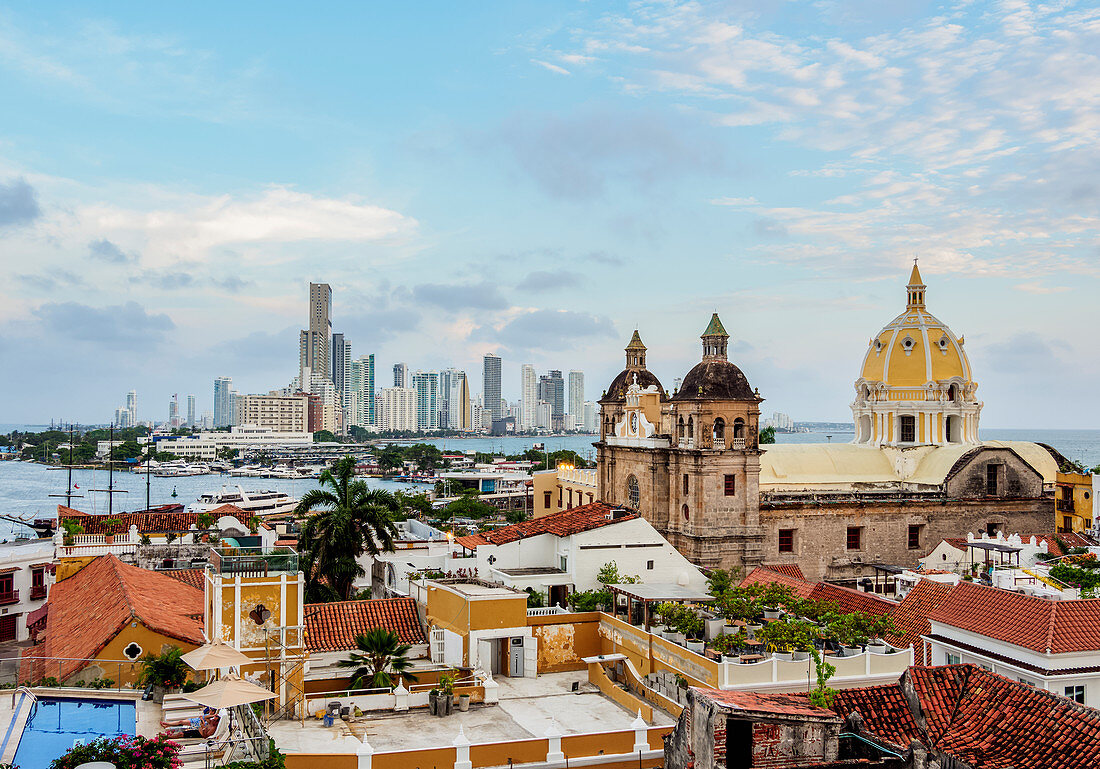 Blick über die Altstadt in Richtung San Pedro Claver Church und Bocagrande, Cartagena, Departamentos Bolivar, Kolumbien, Südamerika