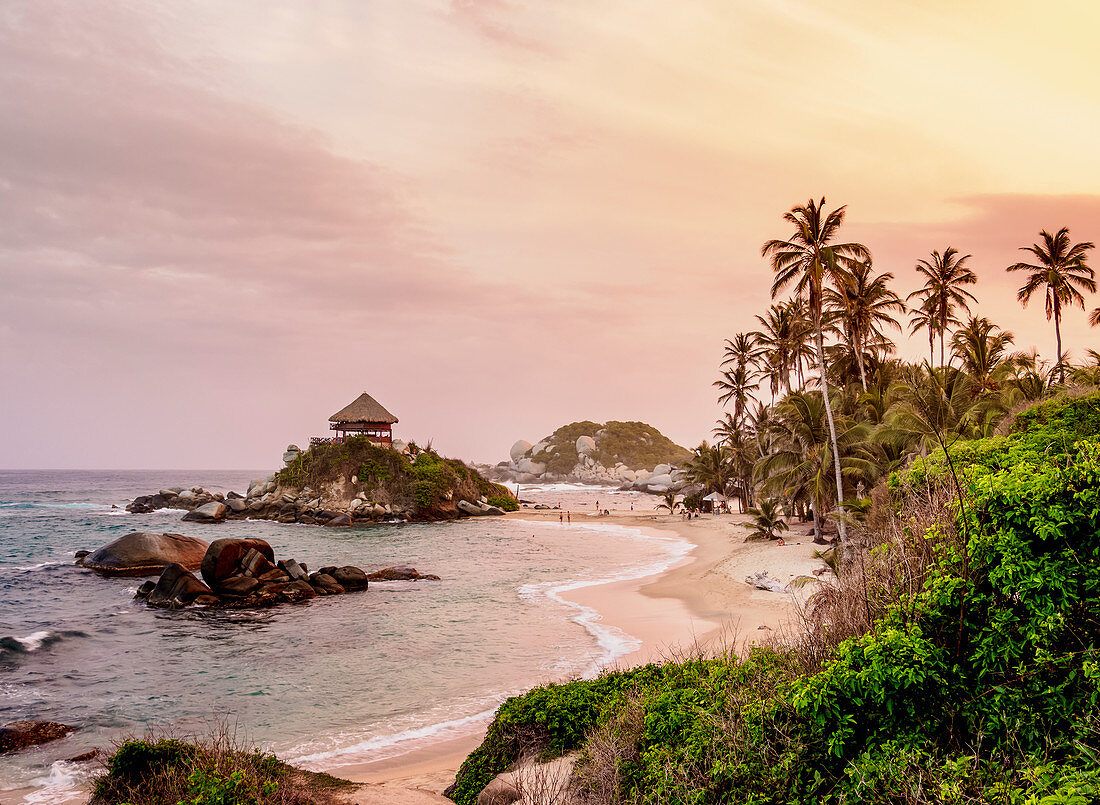 Strand EL Cabo San Juan del Guia bei Sonnenuntergang, Nationalpark Tayrona, Departamento del Magdalena, Karibische Meere, Kolumbien, Südamerika