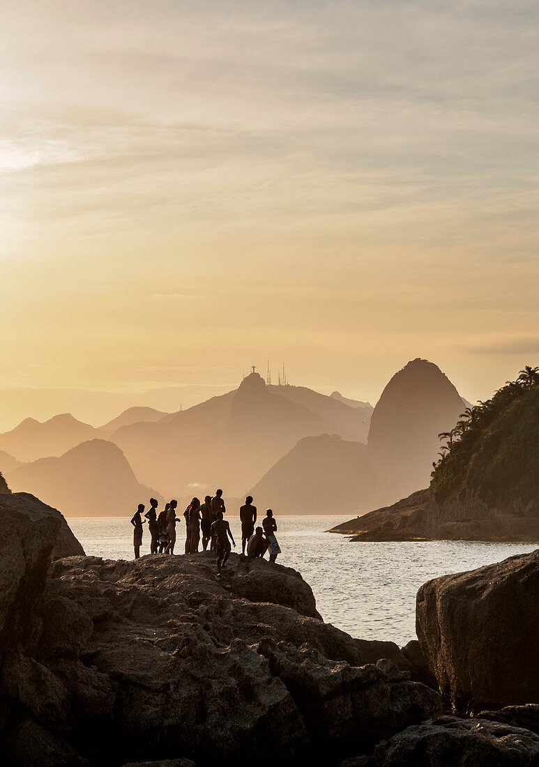 Blick über Felsen von Piratininga Richtung Rio de Janeiro, Sonnenuntergang, Niteroi, Bundesstaat Rio de Janeiro, Brasilien, Südamerika