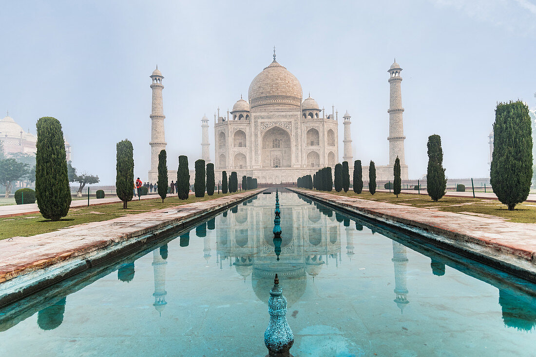 Reflexion von Taj Mahal in nebelhaftem Morgen, UNESCO-Welterbestätte, Agra, Uttar Pradesh, Indien, Asien