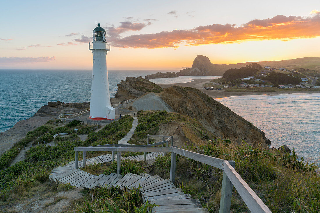 Castlepoint-Leuchtturm und Castle Rock bei Sonnenuntergang, Castlepoint, Wairarapa-Region, Nordinsel, Neuseeland, Pazifik