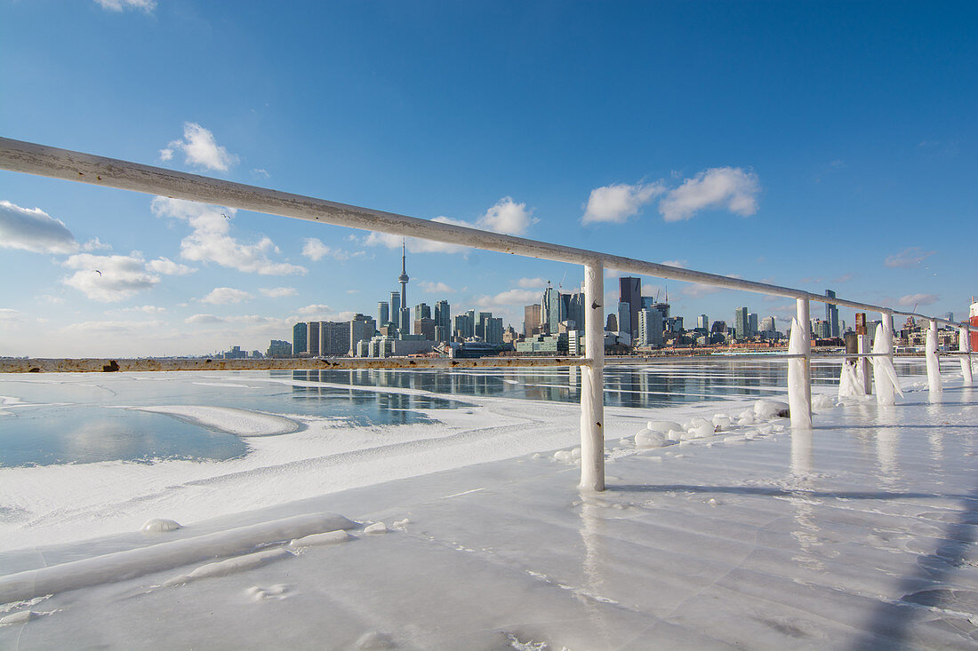 Blick von Polson Pier auf eisiges Toronto, Toronto, Ontario, Kanada, Nordamerika