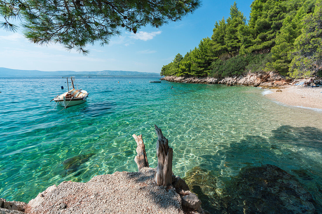 Boot an Dracheva-Strand, im Sommer, Murvica, Insel Bol, Brac, Gespanschaft Split-Dalmatien, Kroatien, Europa