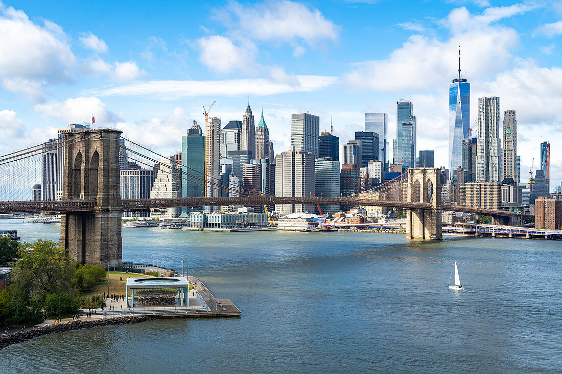 Blick über den East River in Richtung Brooklyn Bridge und Lower Manhattan, New York, Vereinigte Staaten von Amerika, Nordamerika