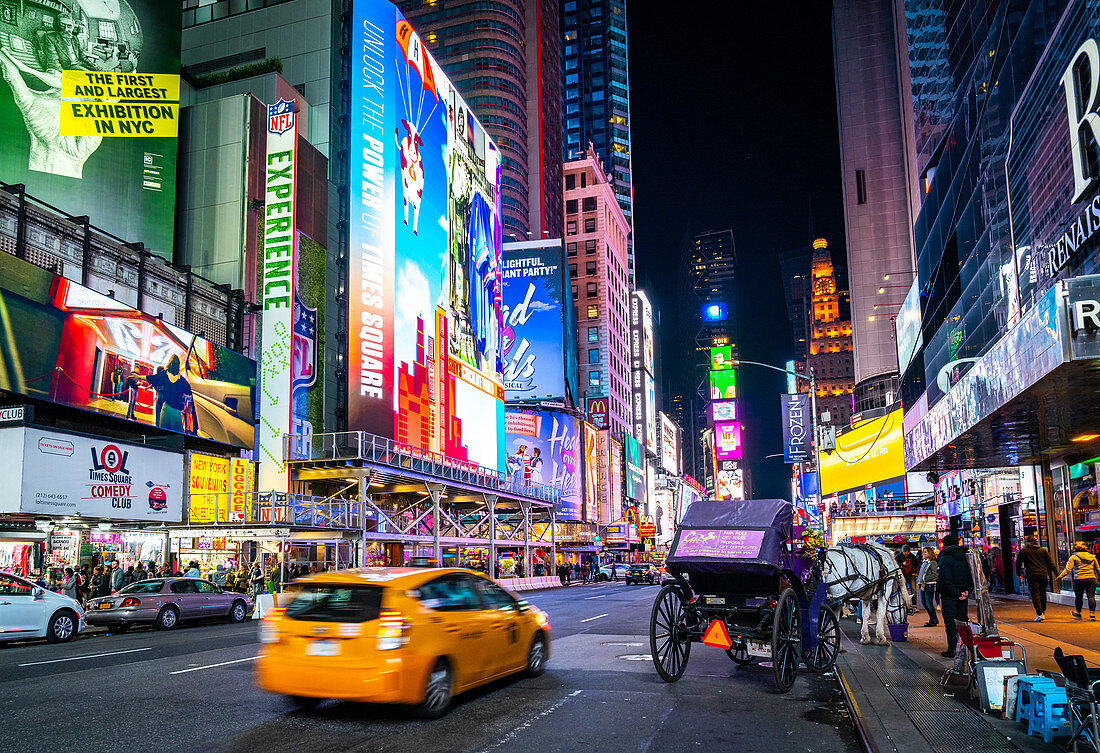 New Yorks Times Square mit einem ikonenhaften gelben Taxi, New York, Vereinigte Staaten von Amerika, Nordamerika