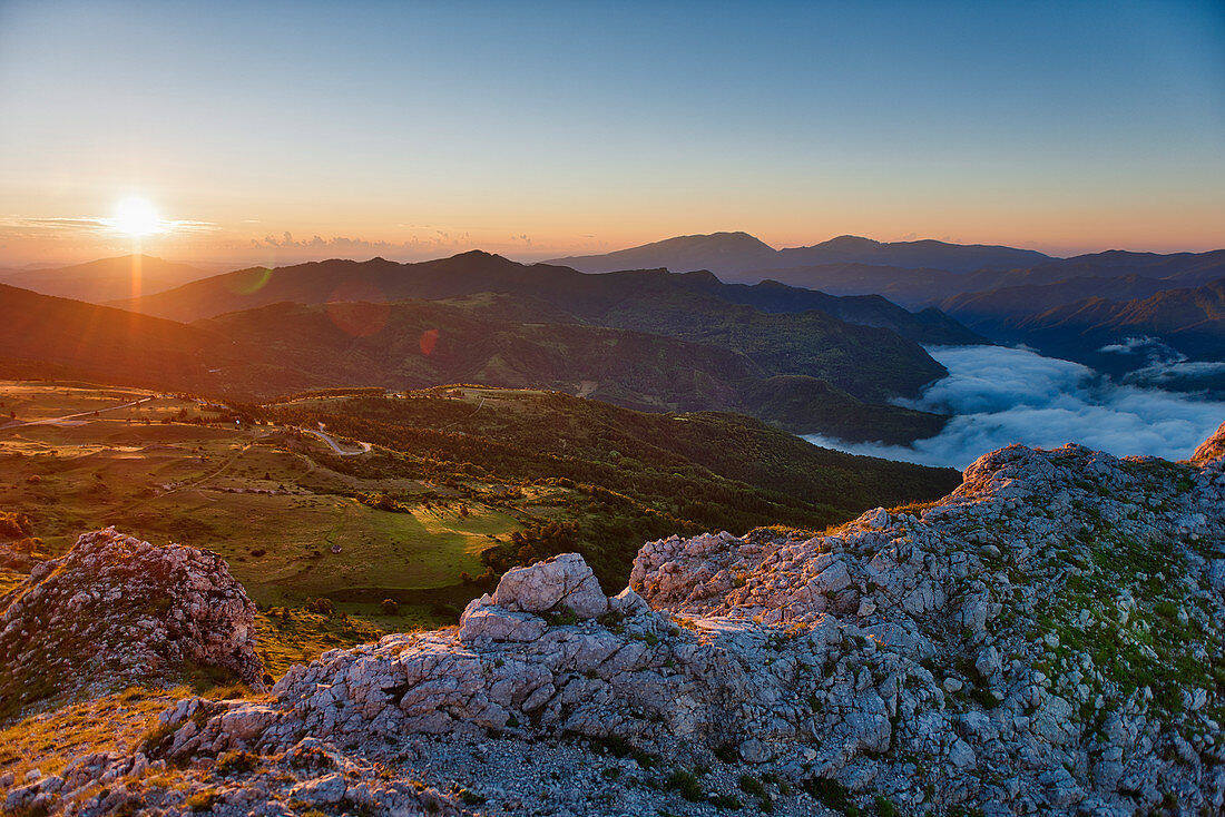 Sonnenaufgang über den Sibillinischen Bergen , Nationalpark Sibillini, Umbrien, Italien, Europa