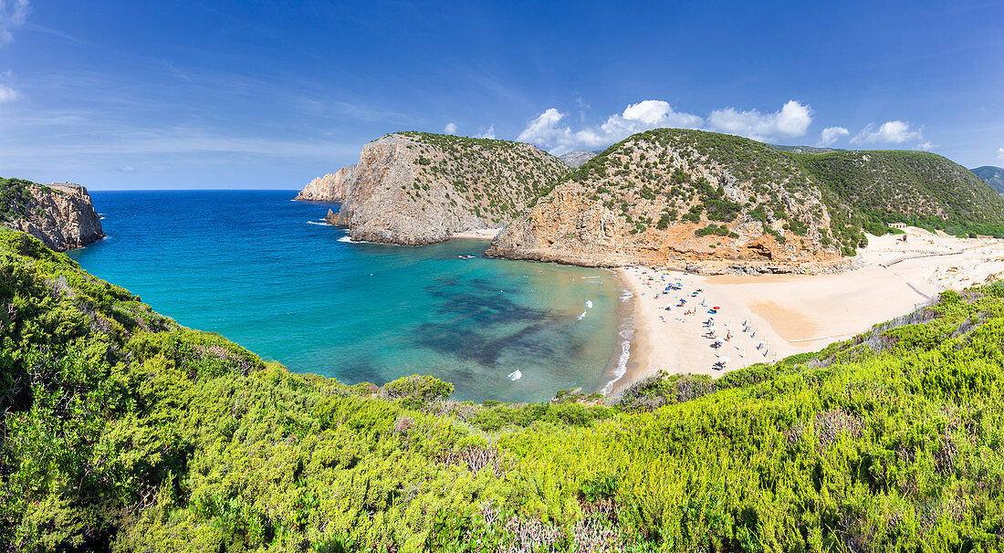 Panoramablick des Strandes von Cala Domestica von oben, Provinz Iglesias, Sud Sardegna, Sardinien, Italien, Mittelmeer, Europa