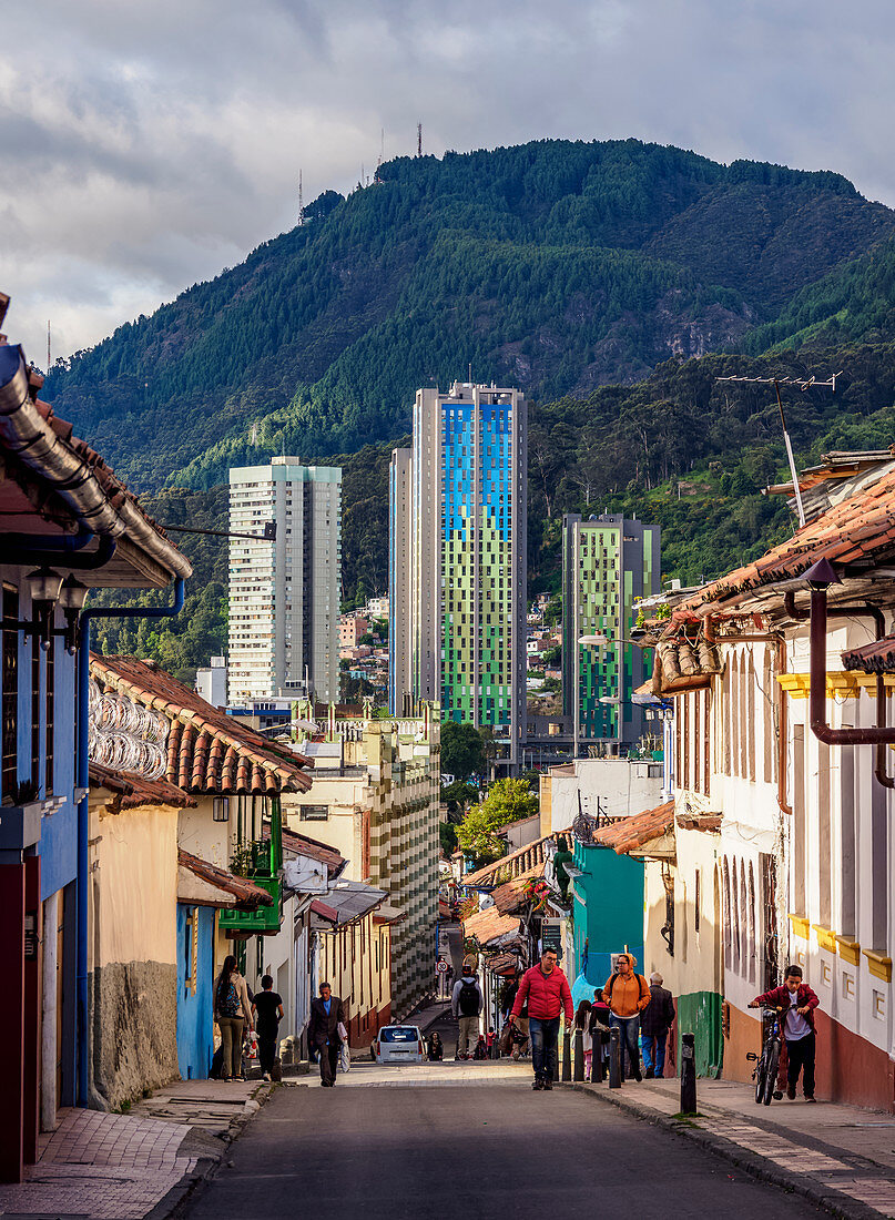 Blick über La Candelaria in Richtung Aguas Hochhäuser, Bogota, Capital District, Kolumbien, Südamerika
